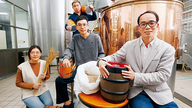 德意生技廠長兼首席釀酒師鄧心承（右1）以大廠釀造經驗，撐起4成台灣精釀品牌製造。